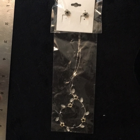 Crystal Flower Necklace Earrings Jewelry Set - Picture 12 of 16